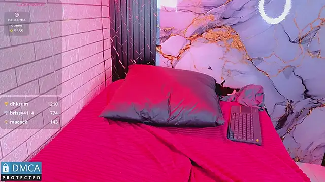 MaeveKuro live cam on StripChat