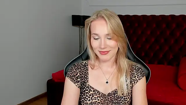 ElaraVoltage live cam on StripChat
