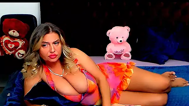 xplayfullblondexx live cam on StripChat
