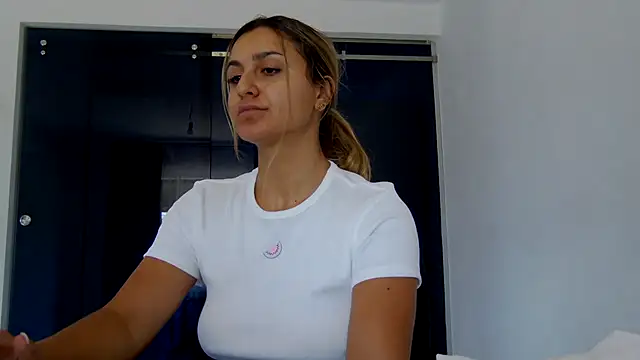 NicolePlay webcam