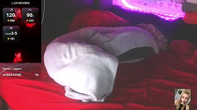 Blondiewithanass webcam