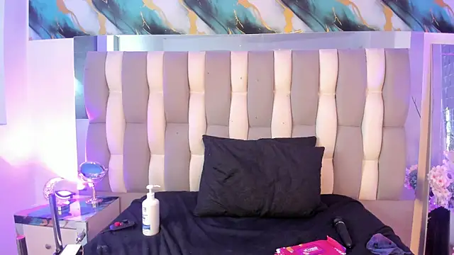 IsaDiiaz live cam on StripChat