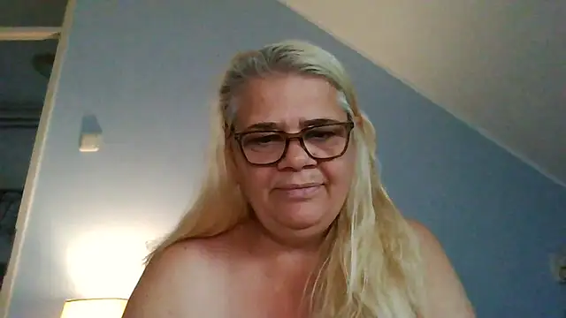 hotladymoon webcam