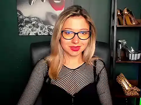 loveHeidi live cam on StripChat