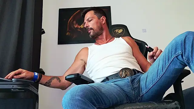 ChrisKox live cam on StripChat