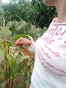 Linda-yiyi live cam on StripChat