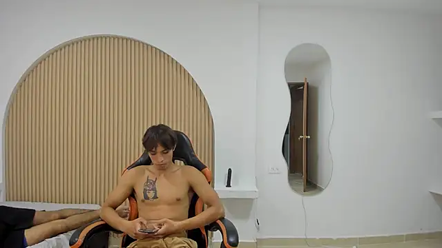 ashlan_king (M young) - I put on a show with another man.