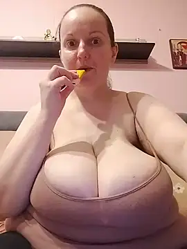 BustyLadyAlma webcam