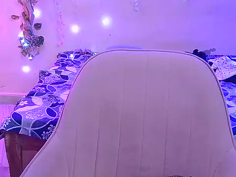 Yours-Zoya live webcam show
