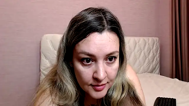 PrettyTayaOne webcam
