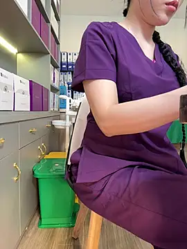 secretly_masturbating live cam on StripChat