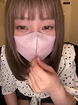 ema_xx (F teen) - 四つんばいでスケスケパンツみせちゃう、、、