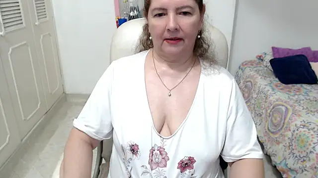 leonela_69 live cam on StripChat