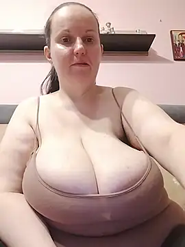 BustyLadyAlma webcam