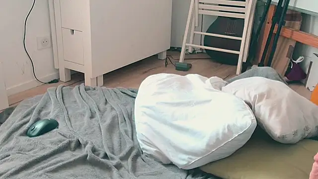 CeriseLapine live cam on StripChat