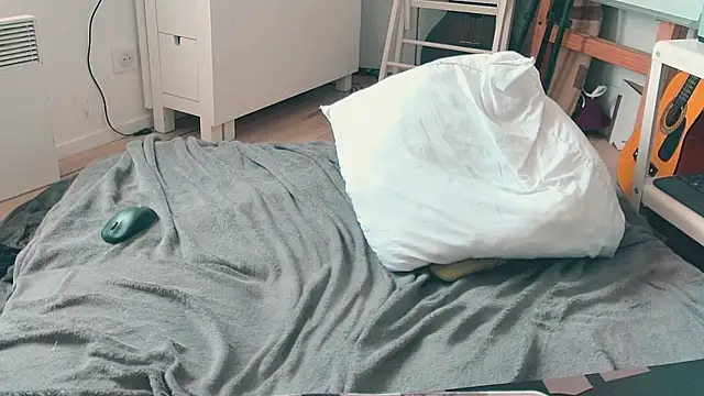 CeriseLapine live cam on StripChat