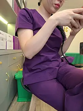 secretly_masturbating live cam on StripChat