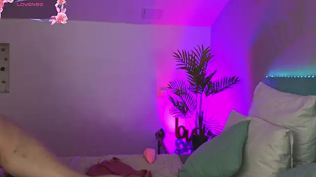 L1ittle_kitty_ live cam on StripChat