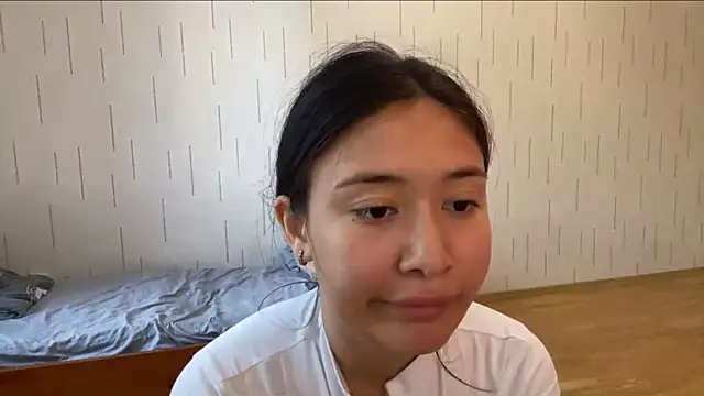 YourMiIa live webcam show