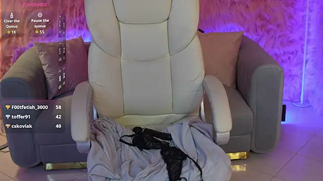 EmilyyMoon live cam on StripChat