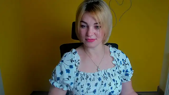 CuttieEmma webcam