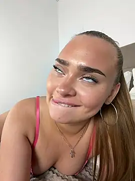 MonicaWestt webcam