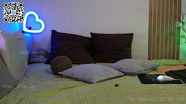 MrsTenderBeast webcam