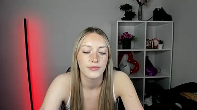 EvelynBlond live cam on StripChat