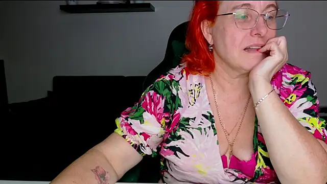 JoannaAndNeighbour live cam on StripChat