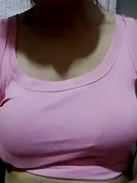 TRIEUTRIEU20 live cam on StripChat