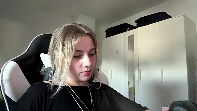 tutsiecutie live cam on StripChat