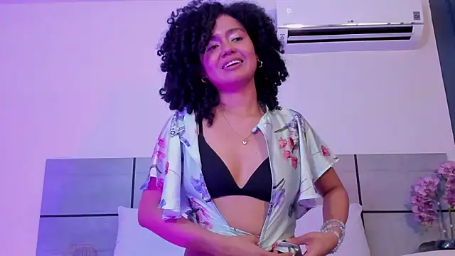 Kiraspell live cam on StripChat