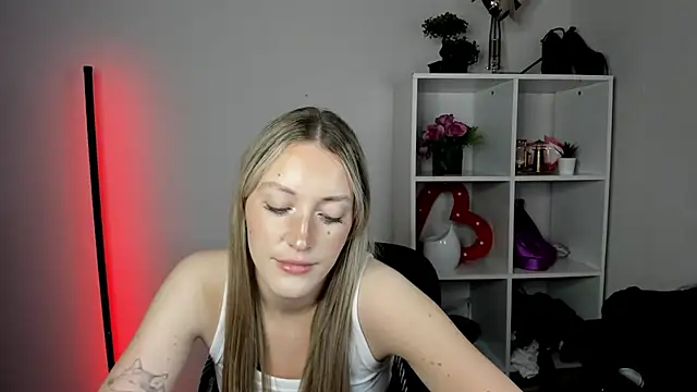 EvelynBlond webcam