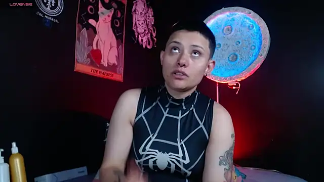 girl_intense444 webcam