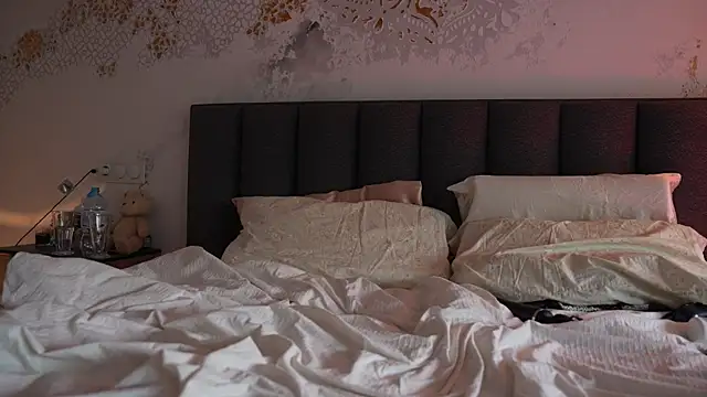 ibiddi (F young) - Glass dildo in pussy