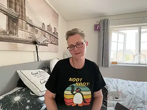 Curvy-Jinx live webcam show