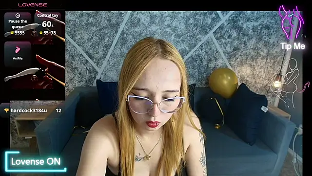 Liaroberts1 live cam on StripChat