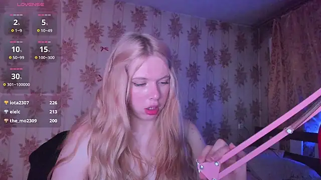 Cutie_Bambi live cam on StripChat