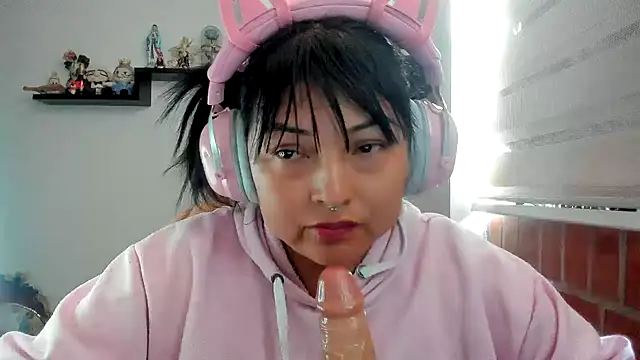 Shaddycute_ live cam on StripChat