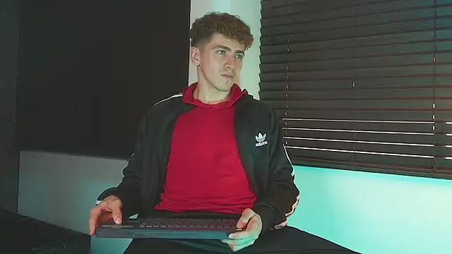 Tyler_Mcrey live cam on StripChat