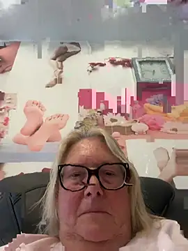 MoistCurveyChanel webcam