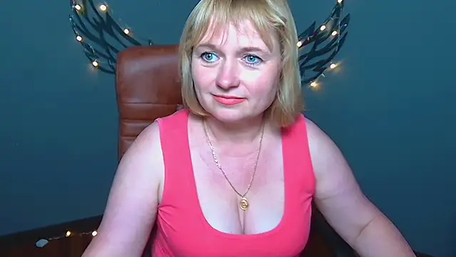 KiraSmiling webcam