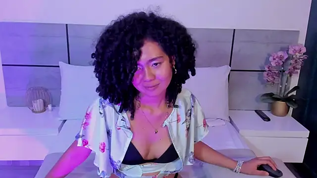 Kiraspell live cam on StripChat