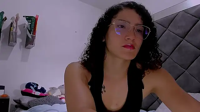 Nellyhills live cam on StripChat