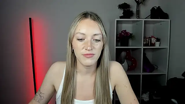 EvelynBlond live cam on StripChat