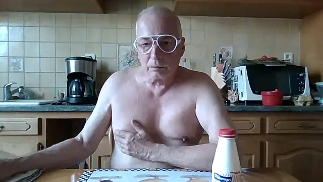 Helinetrav live cam on StripChat
