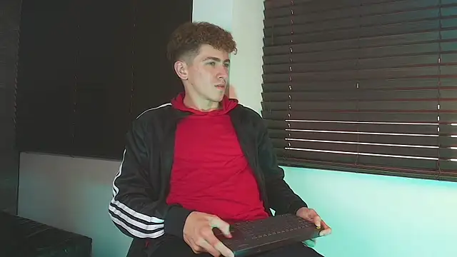 Tyler_Mcrey live cam on StripChat