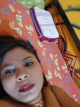 RedQQueen Live Webcam on Stripchat