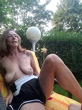 fraumueller (F milf) - Boobs close up in cam  🍒🍒