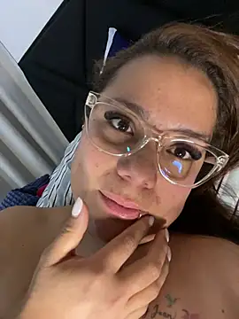 pretty__milf - Pretty__Milf's free webcam - UK Sex Cams